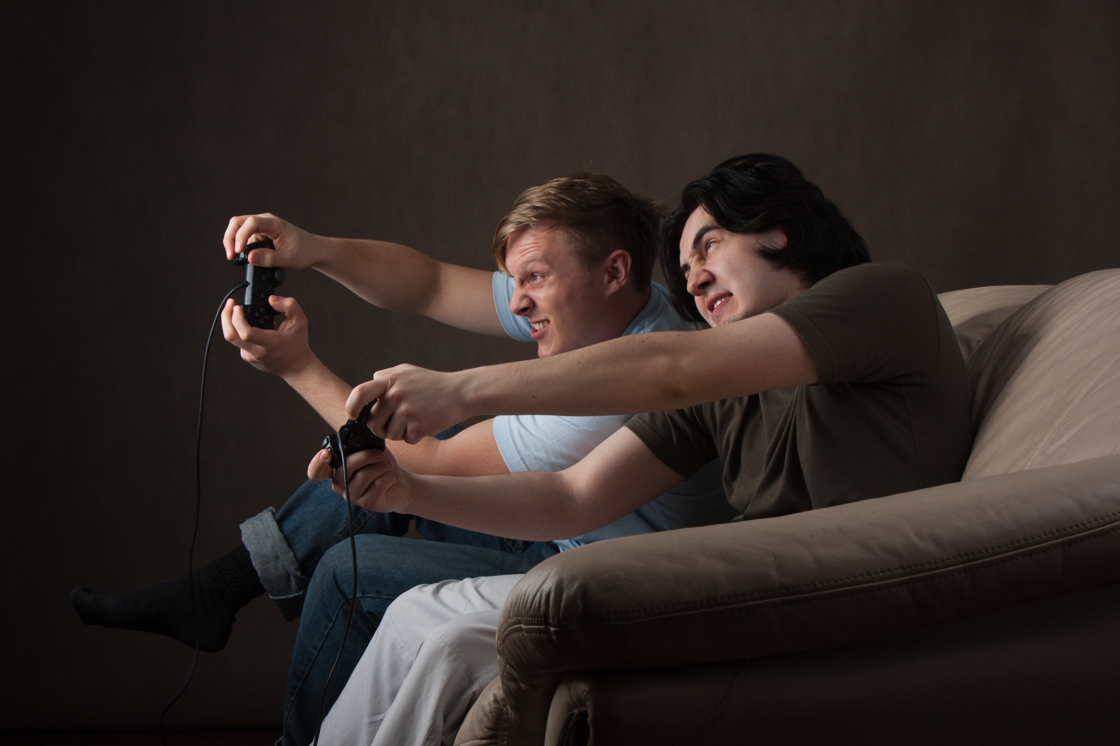 Глупый парень играет в PS 5 пока жена изменяет с другом